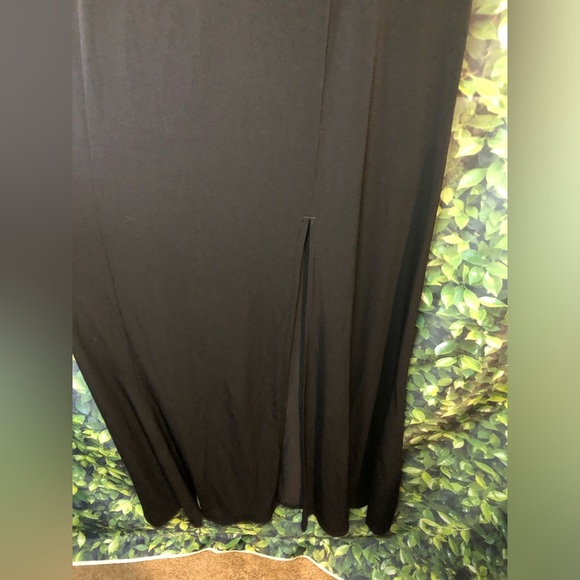 Elegant Black Sleeveless Dress - Picture 15 of 16